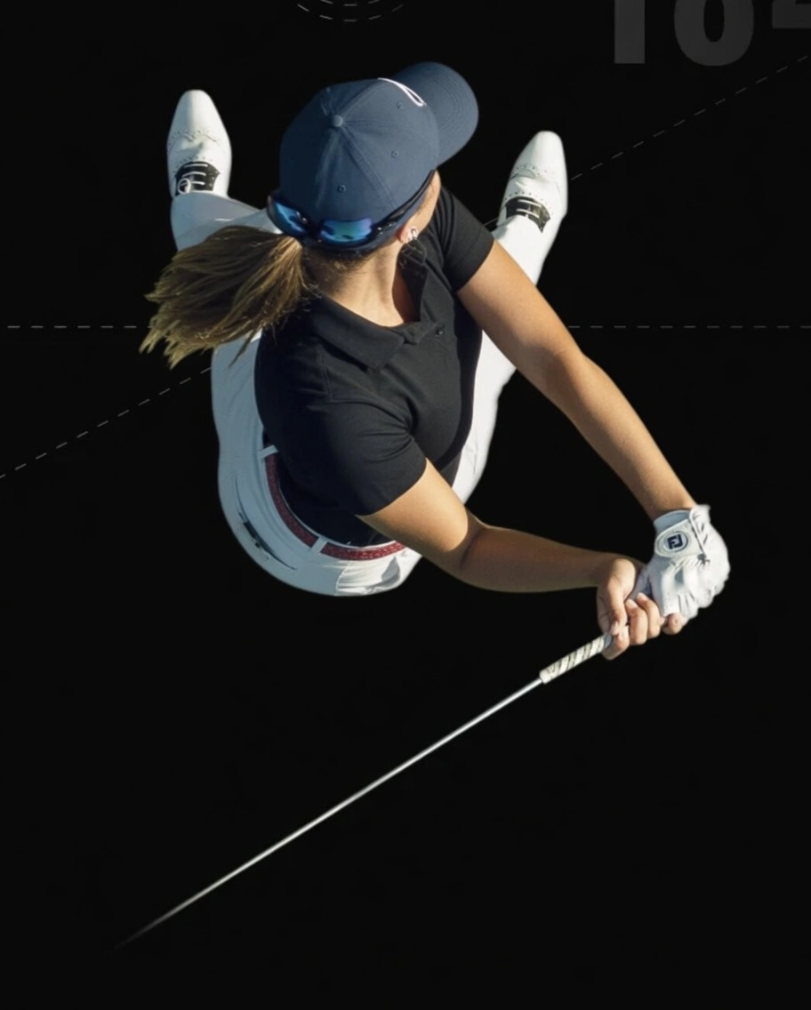 golfspelare från ovan på indoor golf